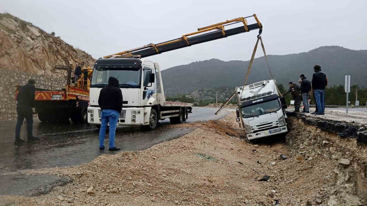 ANTALYA’NIN AKSEKİ İLÇESİNDE MEYDANA GELEN TRAFİK KAZASINDA KAMYON SÜRÜCÜSÜ YARALANDI.