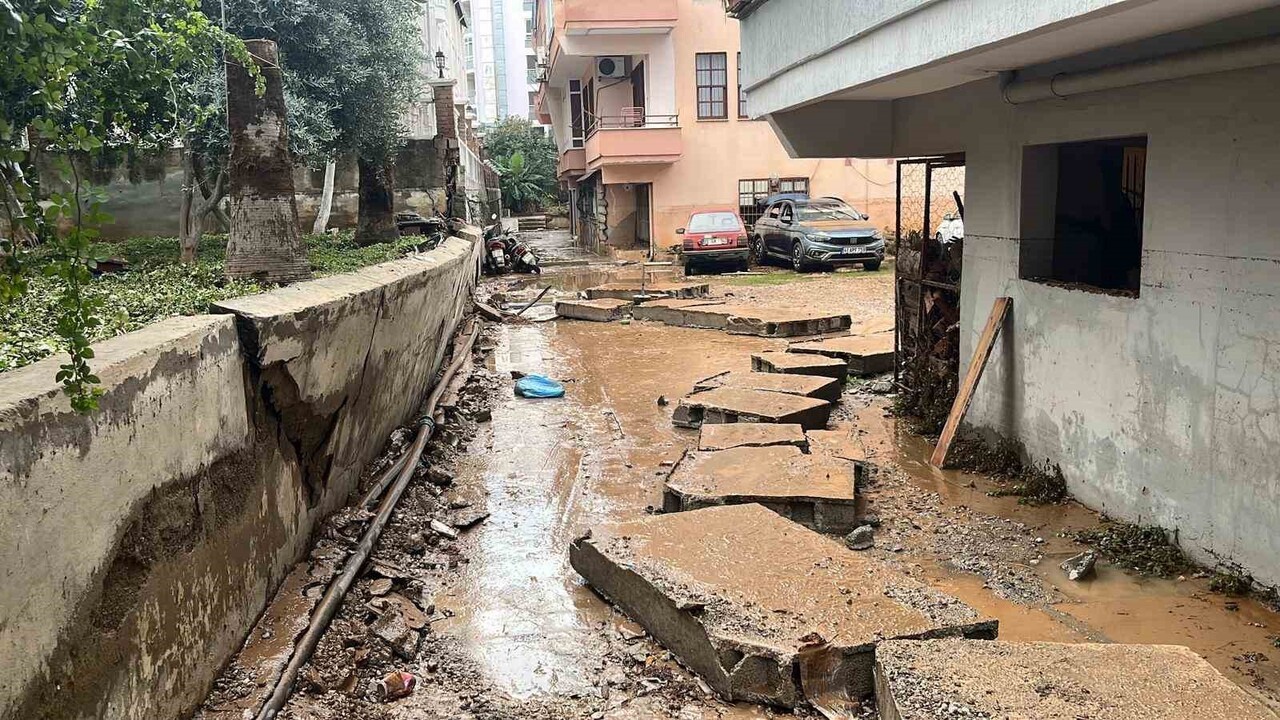 ANTALYA’NIN ALANYA İLÇESİNDE METEOROLOJİ GENEL MÜDÜRLÜĞÜ’NÜN SARI KODLU UYARISININ ARDINDAN DÜN...