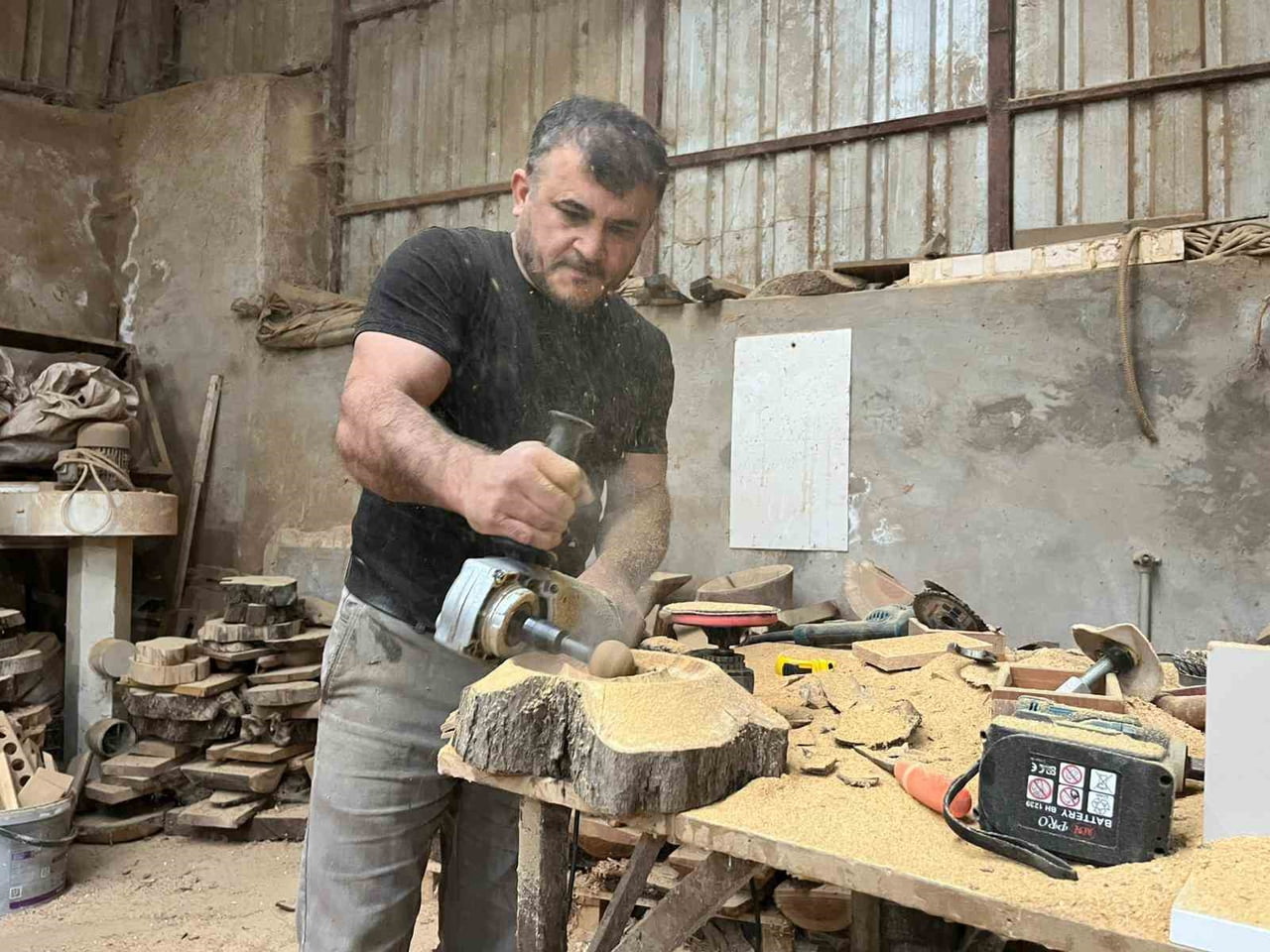 ANTALYA’NIN ALANYA İLÇESİNE BAĞLI OBA MAHALLESİ’NDE YAŞAYAN HİLMİ ÖZEN, MARANGOZLUK MESLEĞİNİ...