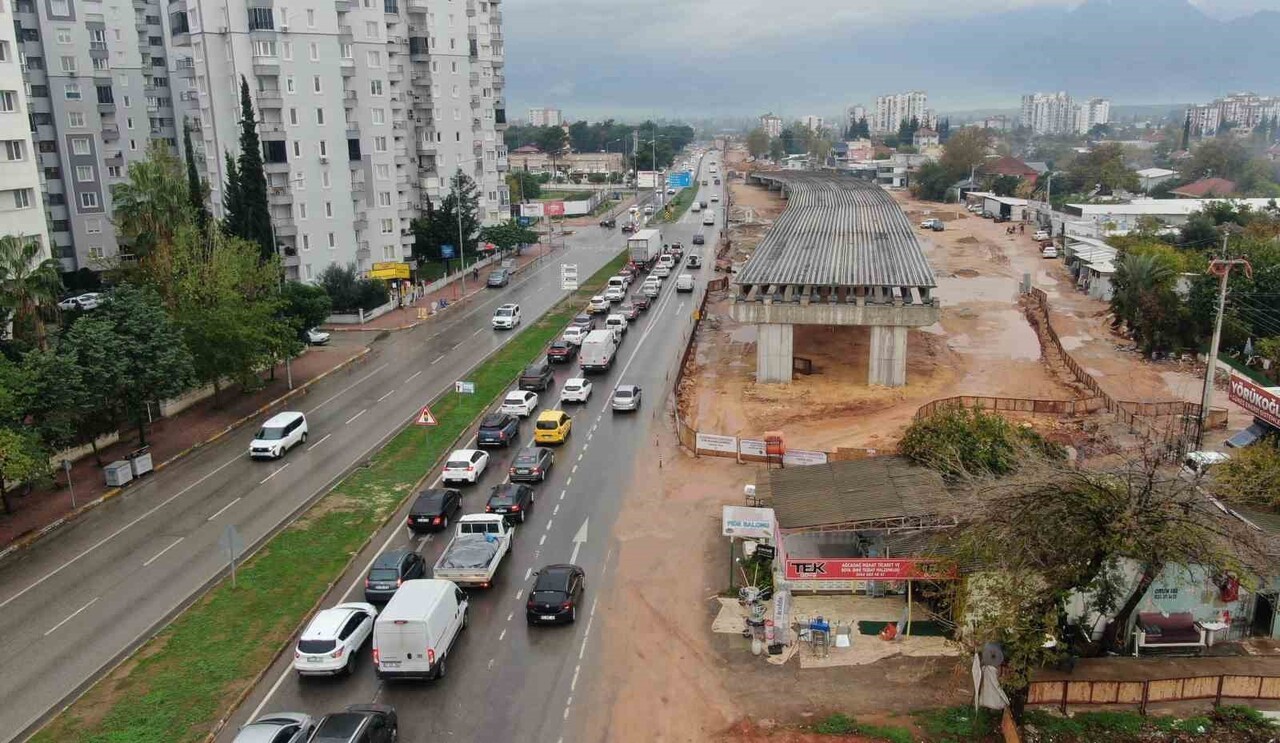 ANTALYA’NIN KENT İÇİ TRAFİĞİNİ RAHATLATMAK AMACIYLA YAPIMINA BAŞLANAN 4 KÖPRÜLÜ KAVŞAK PROJESİNDEN...