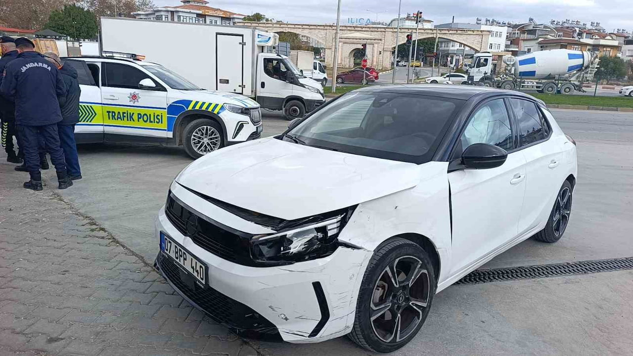 ANTALYA’NIN MANAVGAT İLÇESİNDE D-400 KARAYOLU ÜZERİNDEKİ ILICA-KUMKÖY KAVŞAĞI’NDA MEYDANA GELEN 4...