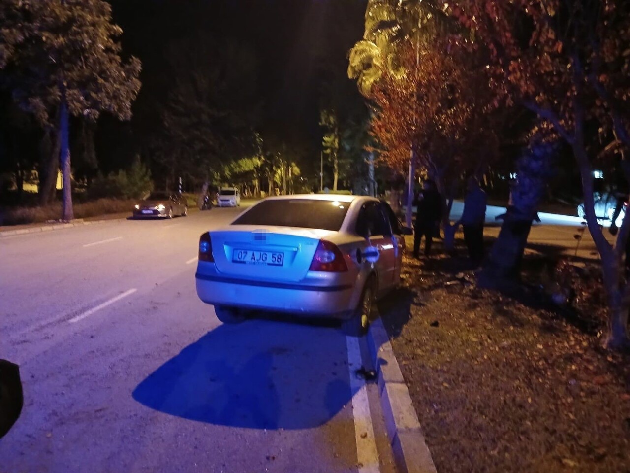 ANTALYA’NIN MANAVGAT İLÇESİNDE KONTROLDEN ÇIKARAK REFÜJDEKİ PALMİYE AĞACINA ÇARPAN OTOMOBİL...