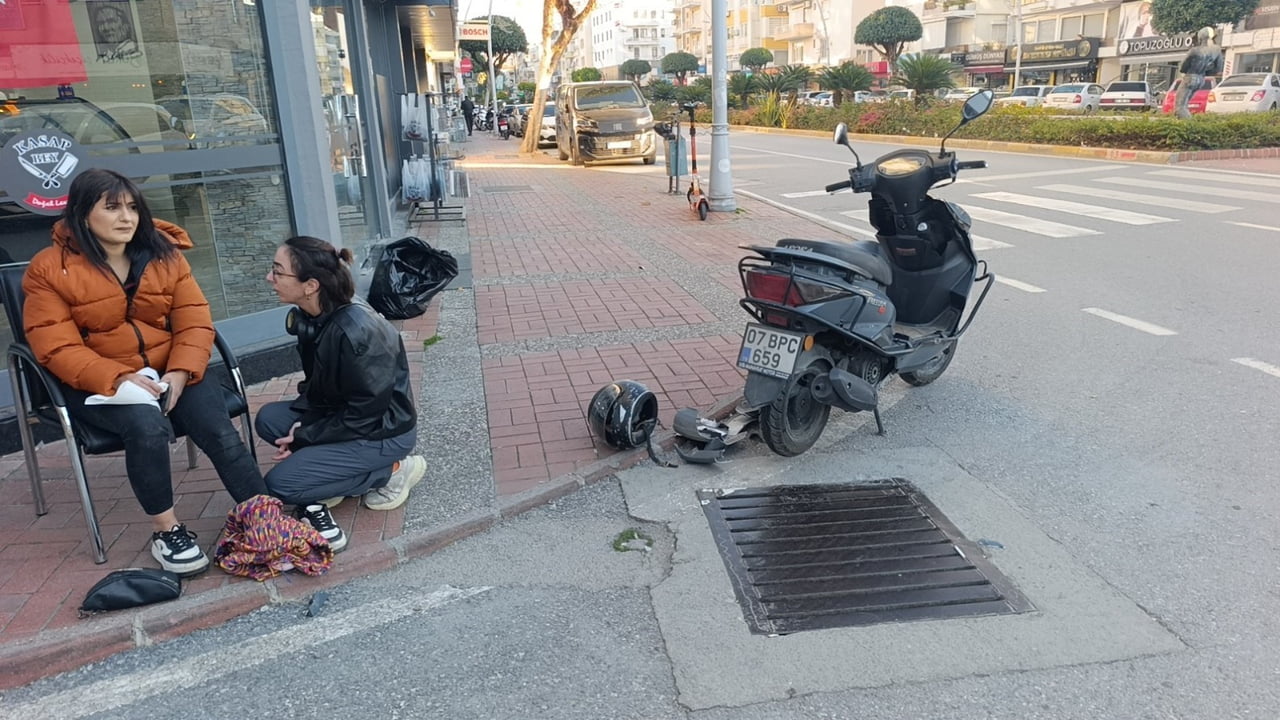 ANTALYA’NIN MANAVGAT İLÇESİNDE MOTOSİKLET İLE OTOMOBİL KONTROLSÜZ KAVŞAKTA ÇARPIŞTI. KAZA ANI...
