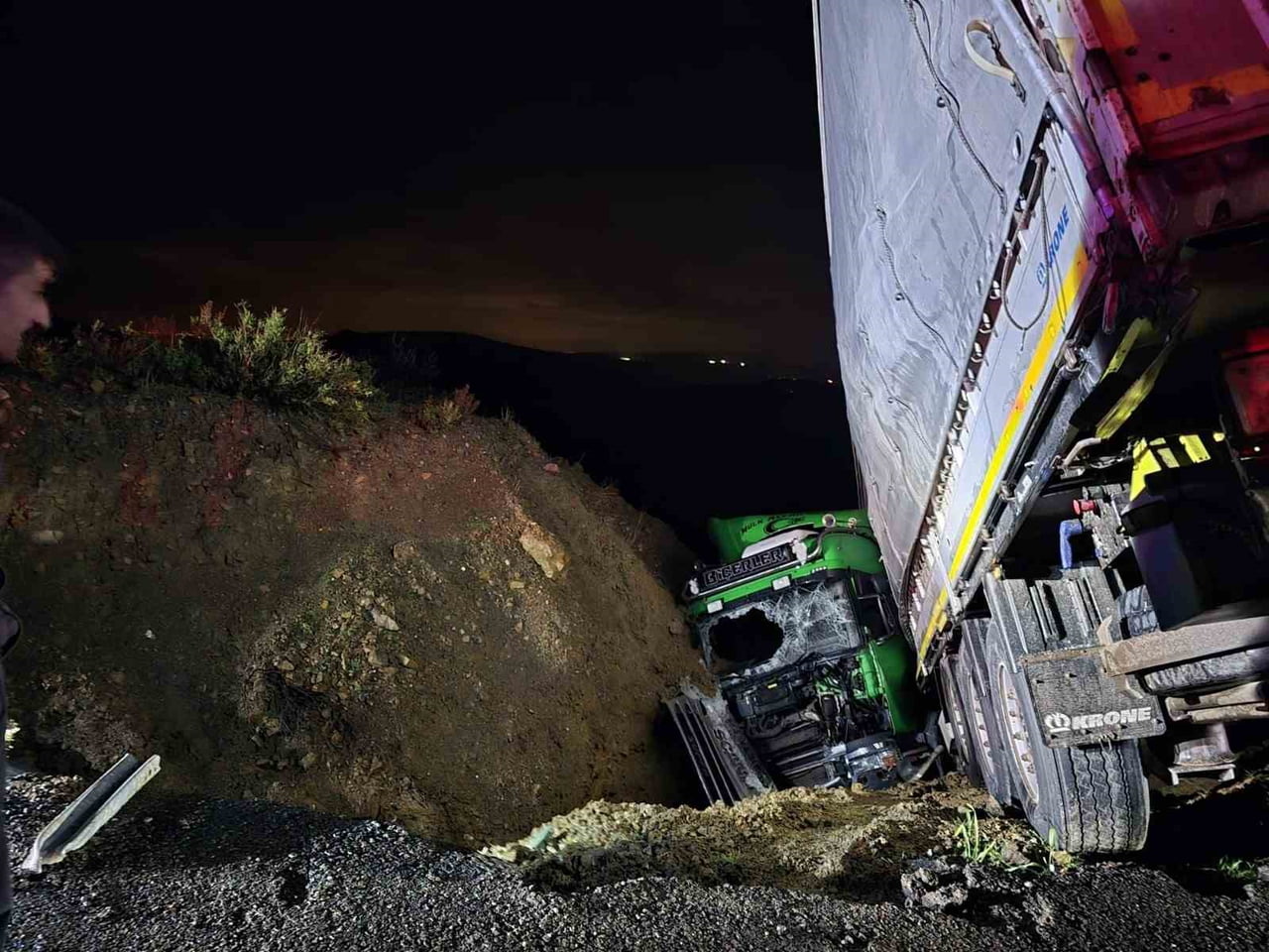 ANTALYA’NIN MANAVGAT İLÇESİNDE TÜNEL GİRİŞİNDE SÜRÜCÜSÜNÜN DİREKSİYON HAKİMİYETİNİ KAYBETTİĞİ TIR...