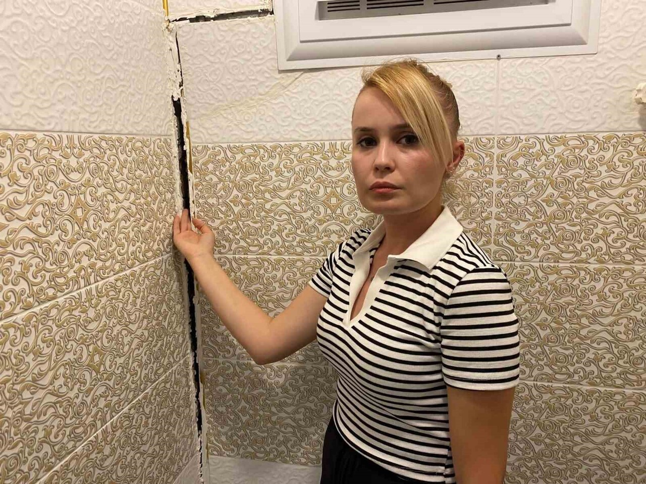 ANTALYA’NIN SERİK İLÇESİNDE, 3 KATLI BİR APARTMANDA OLUŞAN ÇATLAKLAR NEDENİYLE APARTMAN...