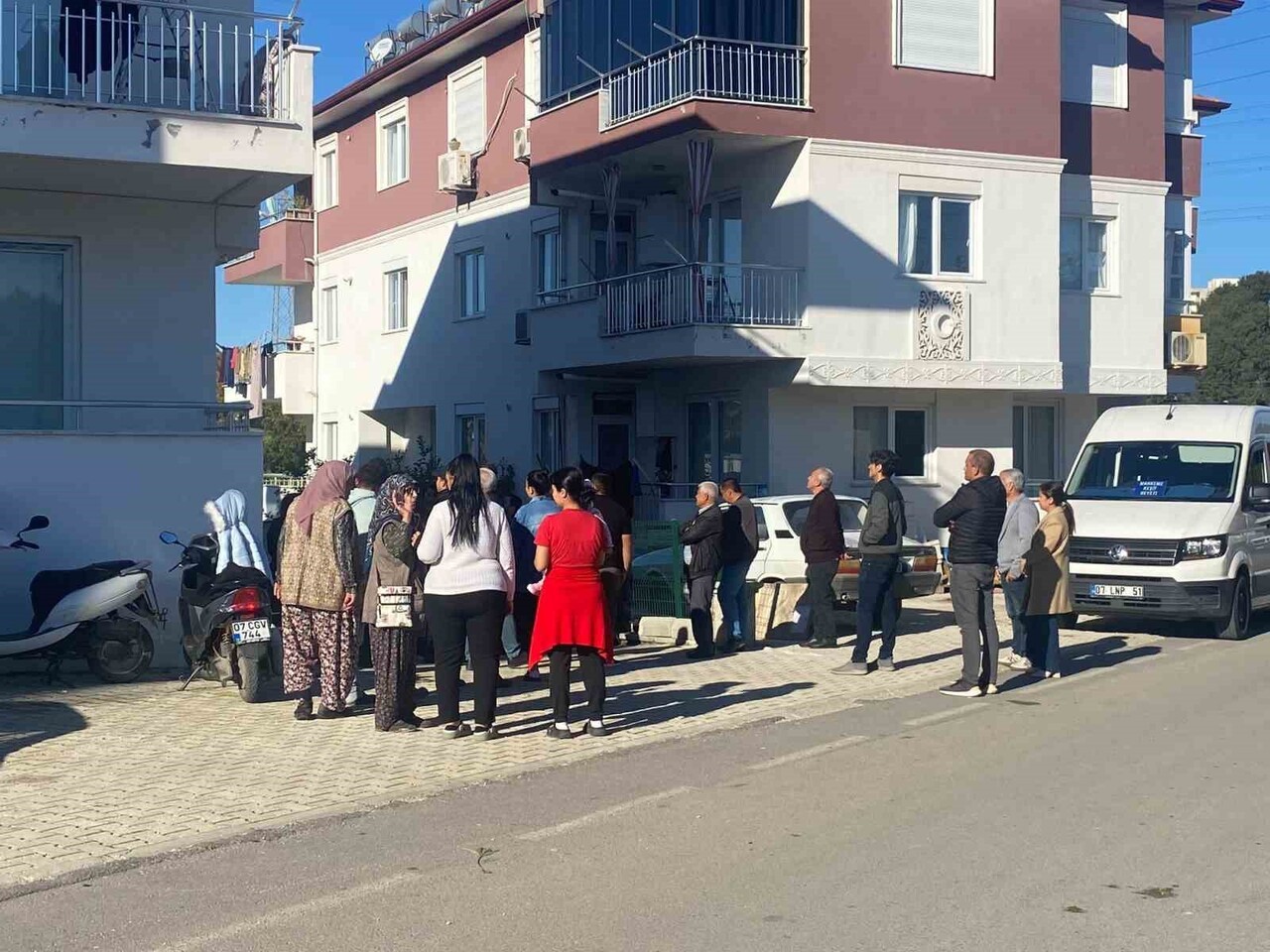 ANTALYA’NIN SERİK İLÇESİNDE, 3 KATLI BİR APARTMANDA OLUŞAN ÇATLAKLAR NEDENİYLE APARTMAN...