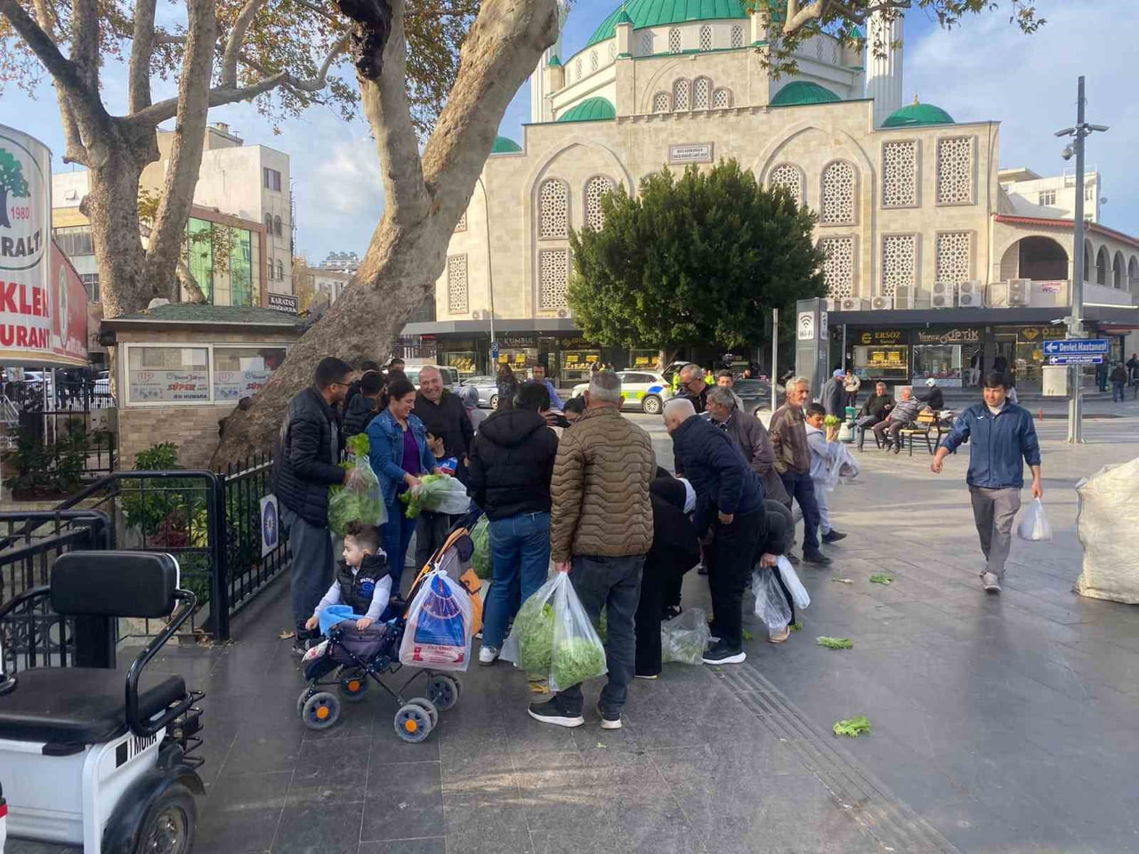 ANTALYA’NIN SERİK İLÇESİNDE BİR ÇİFTÇİ, ÇÖPE DÖKÜLEN ÜRÜNLERE TEPKİ OLARAK ÜCRETSİZ MARUL DAĞITTI....