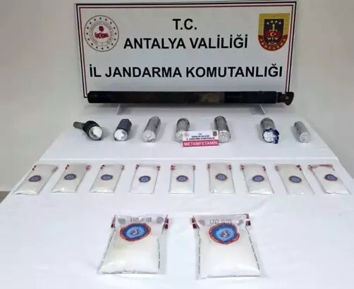 ANTALYA’NIN SERİK İLÇESİNDE JANDARMA EKİPLERİNCE DÜZENLENEN OPERASYONDA, BİR OTOMOBİLİN ŞAFTINA...