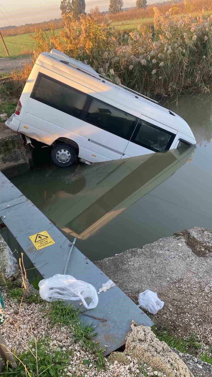 ANTALYA’NIN SERİK İLÇESİNDE SÜRÜCÜSÜNÜN KONTROLÜNÜ KAYBETTİĞİ MİNİBÜS SULAMA KANALINA DÜŞTÜ. KAZA...