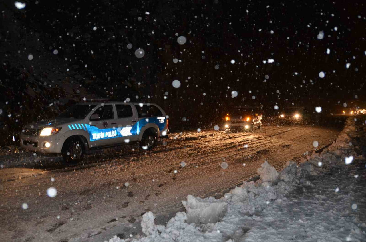 ANTALYA’YI KONYA’YA BAĞLAYAN AKSEKİ-SEYDİŞEHİR KARAYOLU BİN 825 METRE RAKIMLI ALACABEL’DE KAR...
