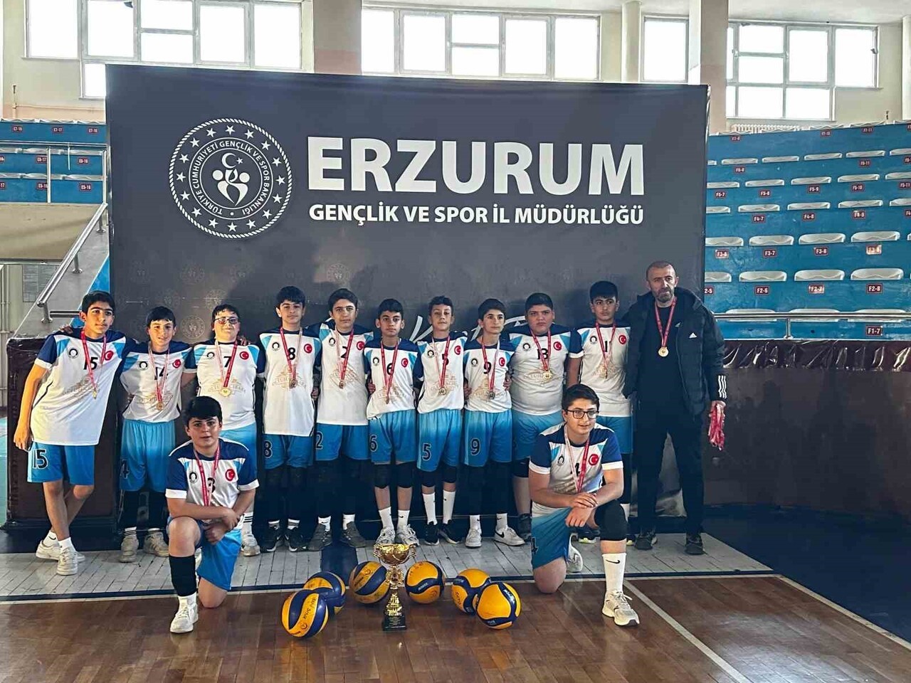ANTRENÖR MUHAMMET MACİT YÖNETİMİNDEKİ OLTU CUMHURİYET ORTAOKULU, YILDIZLAR VOLEYBOL İL...