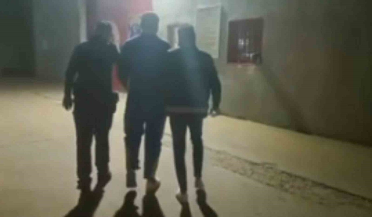 ARAÇ ALIŞ SATIŞ ANLAŞAMADIĞI ARAÇ SAHİBİNİ YARALADI ARACI KAÇIRAN ŞAHIS TUTUKLANDI