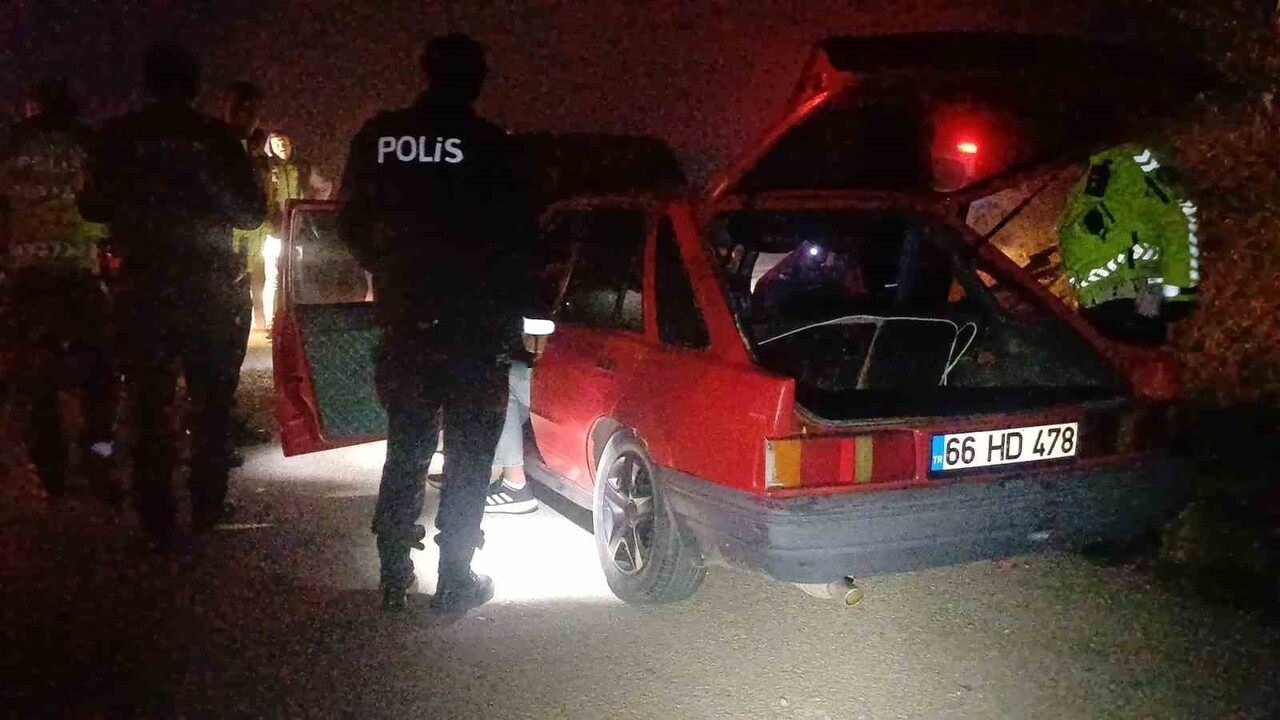 ARACIN EKİPLER TARAFINDAN İNCELENMESİNDEN GÖRÜNTÜ