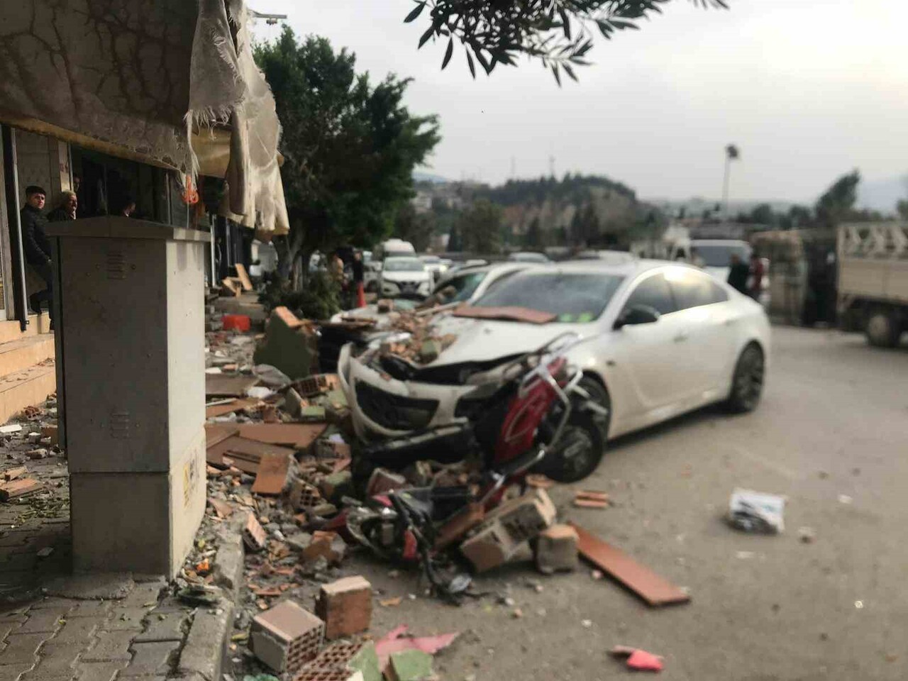 ARAÇLARIN ÜZERİNE DÜŞEN DUVAR PARÇALARI