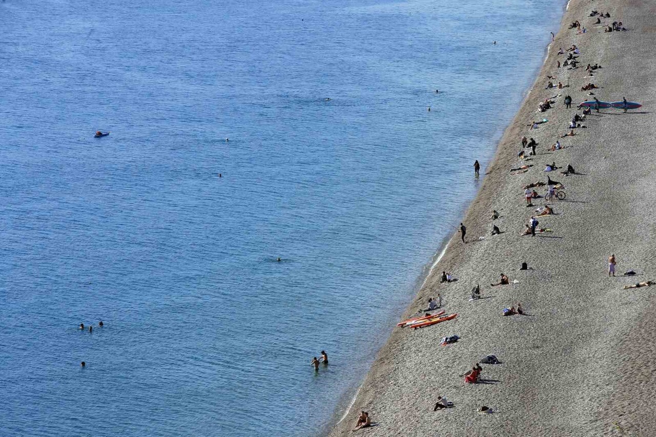 ARALIK AYININ ORTASINDA TÜRKİYE'NİN BİRÇOK BÖLGESİ KIŞ MEVSİMİNİN ETKİSİ ALTINDAYKEN, ANTALYA'DA...