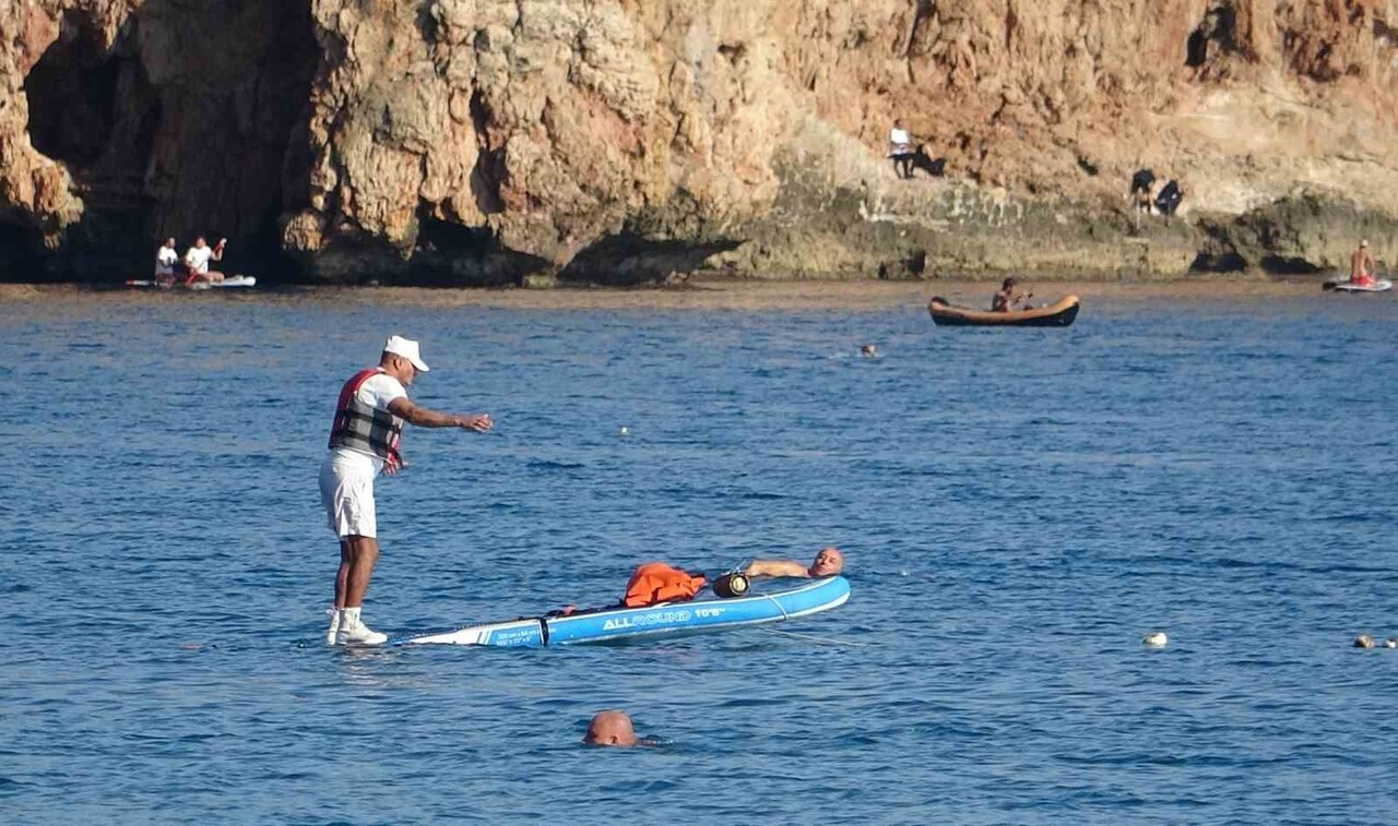 ARALIK AYININ ORTASINDA TÜRKİYE'NİN BİRÇOK BÖLGESİ KIŞ MEVSİMİNİN ETKİSİ ALTINDAYKEN, ANTALYA'DA...