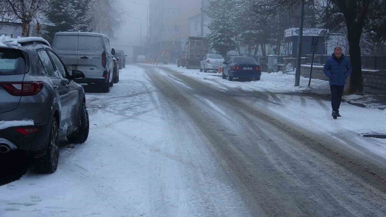 ARDAHAN'DA GECE SAATLERİNDE ETKİSİNİ ARTIRAN KAR YAĞIŞI, SABAHIN İLK IŞIKLARIYLA KENTTE...