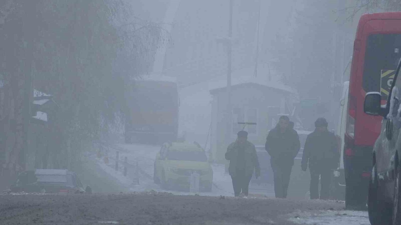 ARDAHAN'DA GECE SAATLERİNDE ETKİSİNİ ARTIRAN KAR YAĞIŞI, SABAHIN İLK IŞIKLARIYLA KENTTE...