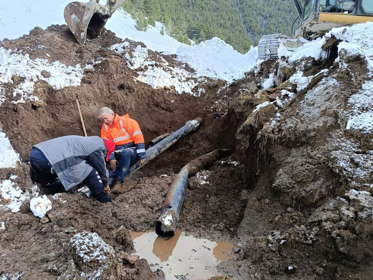 ARDAHAN'DA ILGAR DAĞI GEÇİDİ'NDE YAPIMI DEVAM EDEN TÜNEL İNŞAATINDA SU BORUSU PATLADI. EKİPLER...