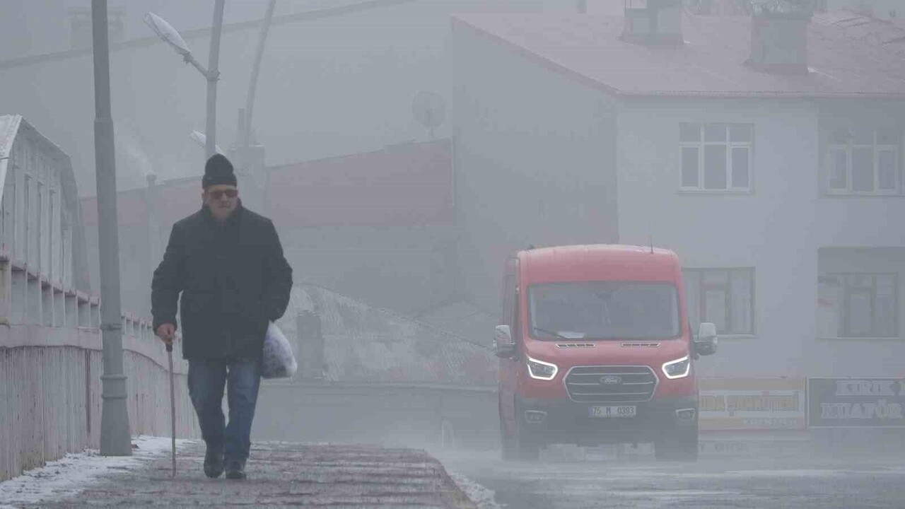 ARDAHAN'DA SABAH ERKEN SAATLERDE ETKİLİ OLAN YOĞUN SİS, KISA SÜREDE GÖRÜŞ MESAFESİNİ BİRKAÇ...