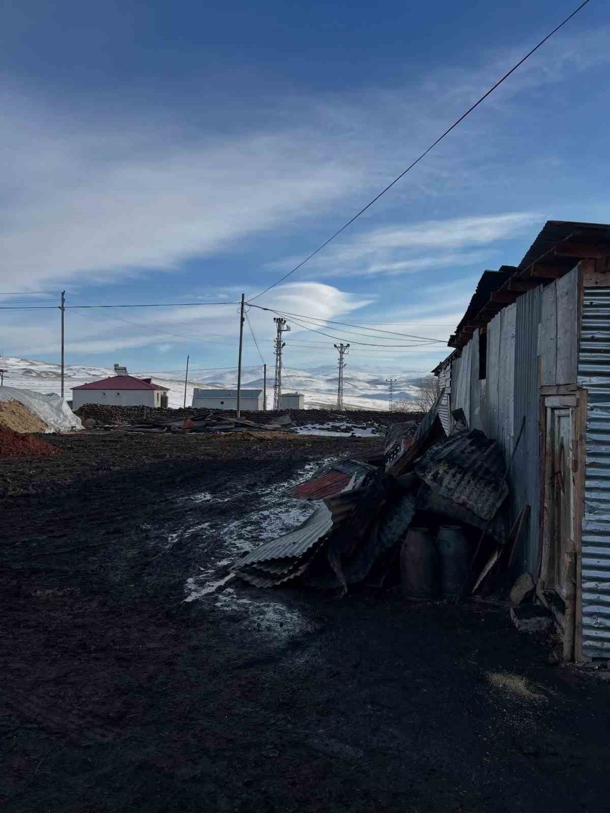 ARDAHAN'IN HANAK İLÇESİNE BAĞLI ORTAKENT MAHALLESİNDE ÇIKAN YANGIN, İTFAİYE EKİPLERİNCE...
