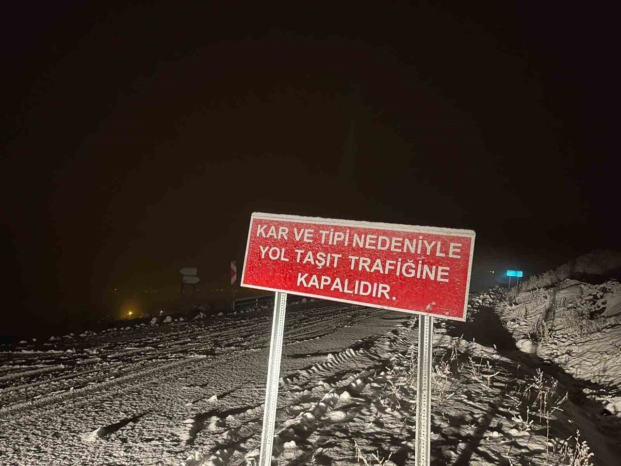 ARDAHAN-ARDANUÇ KARAYOLU 5 AY TRAFİĞE KAPATILDI. (OLGUN YILDIZ/ARDAHAN-İHA)