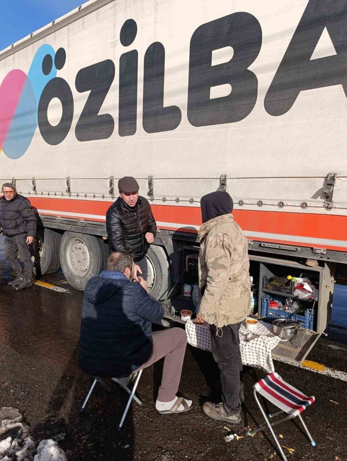 ARDAHAN’IN POSOF İLÇESİNDE KAR YAĞIŞ VE TİPİ NEDENİYLE YOLDA KALAN TIR SÜRÜCÜLERİN SICAK ÇORBA...