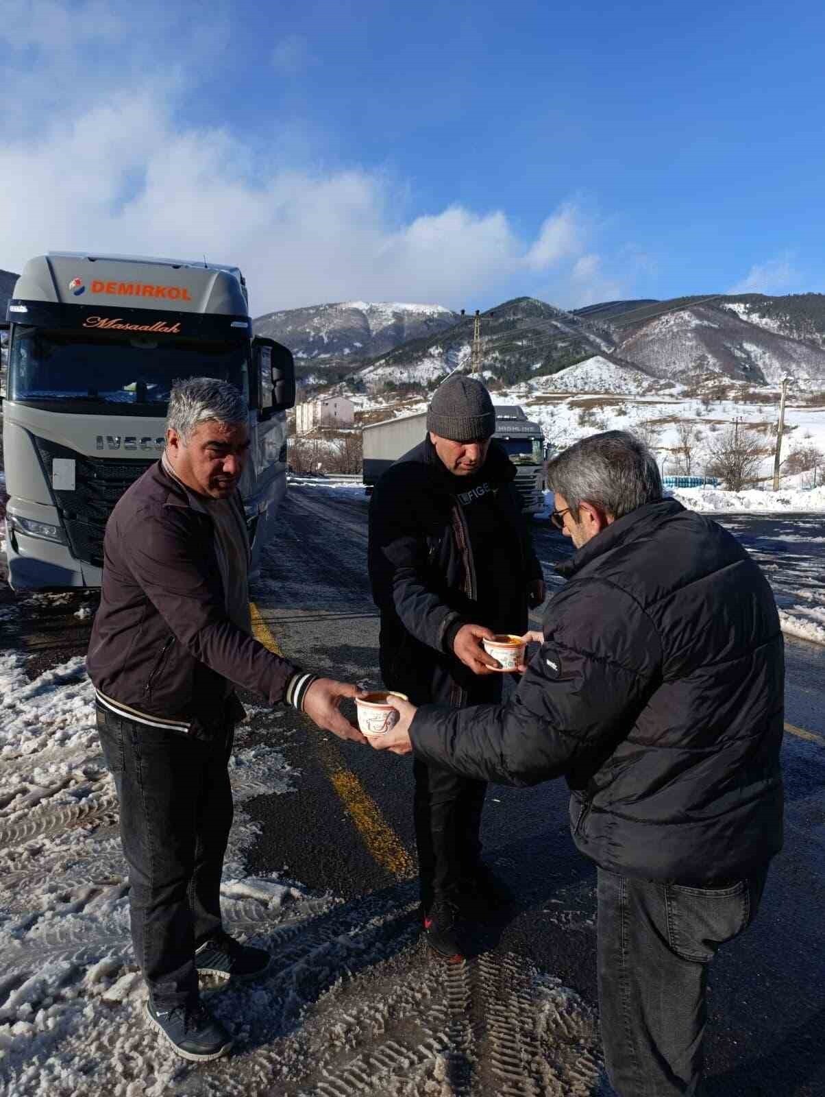 ARDAHAN’IN POSOF İLÇESİNDE KAR YAĞIŞ VE TİPİ NEDENİYLE YOLDA KALAN TIR SÜRÜCÜLERİN SICAK ÇORBA...