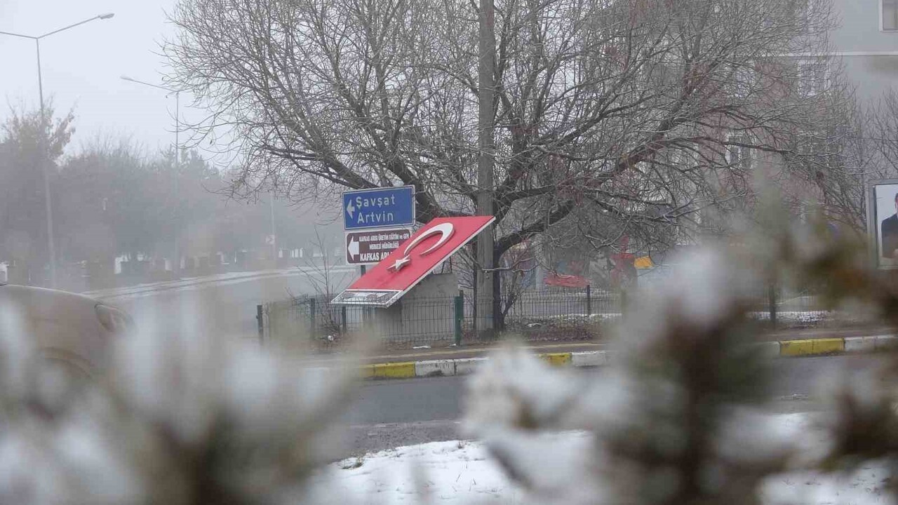 ARDAHAN KENT GENELİNDE ETKİLİ OLAN SOĞUK HAVA DALGASI YAŞAMI OLUMSUZ ETKİLEDİ. GECE SAATLERİNDEN...