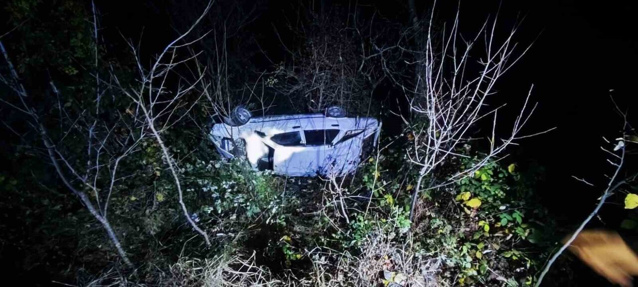 ARDANUÇ İLÇESİNDE BİR OTOMOBİLİN UÇURUMA YUVARLANDIĞI KAZADA 4 KİŞİ YARALANDI.