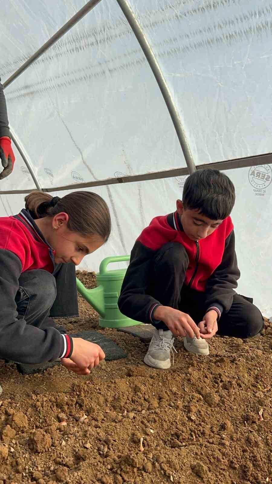 ARICAK’TA KURULAN SERADA ÖĞRENCİLER, TOPRAKLA BULUŞTURDU