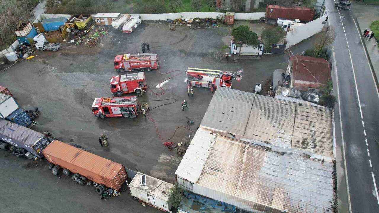 ARNAVUTKÖY'DE BULUNAN BİR TIR TAMİRHANESİNDE ÇIKAN YANGIN SÖNDÜRÜLDÜ