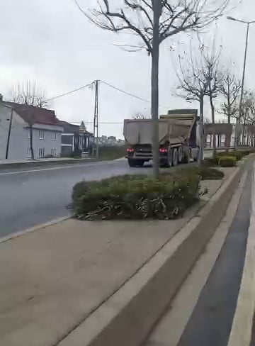 ARNAVUTKÖY’DE HAFRİYAT KAMYONU TERS YÖNE GİREREK SÜRATLE İLERLEDİ