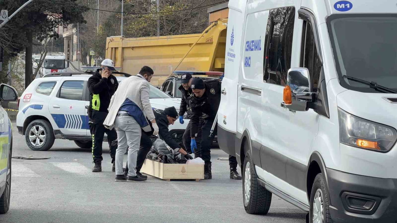 ARNAVUTKÖY’DE YOLUN KARŞISINA GEÇMEYE ÇALIŞIRKEN HAFRİYAT KAMYONUNUN ÇARPTIĞI YAŞLI ADAM HAYATINI...