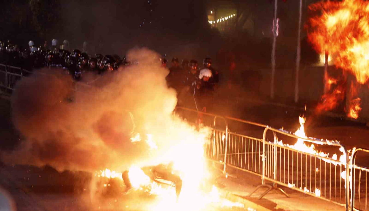 ARNAVUTLUK’UN BAŞKENTİ TİRAN'DA HÜKÜMETİ YOLSUZLUKLA SUÇLAYAN PROTESTOCULAR, BAŞBAKANLIK BİNASINA...