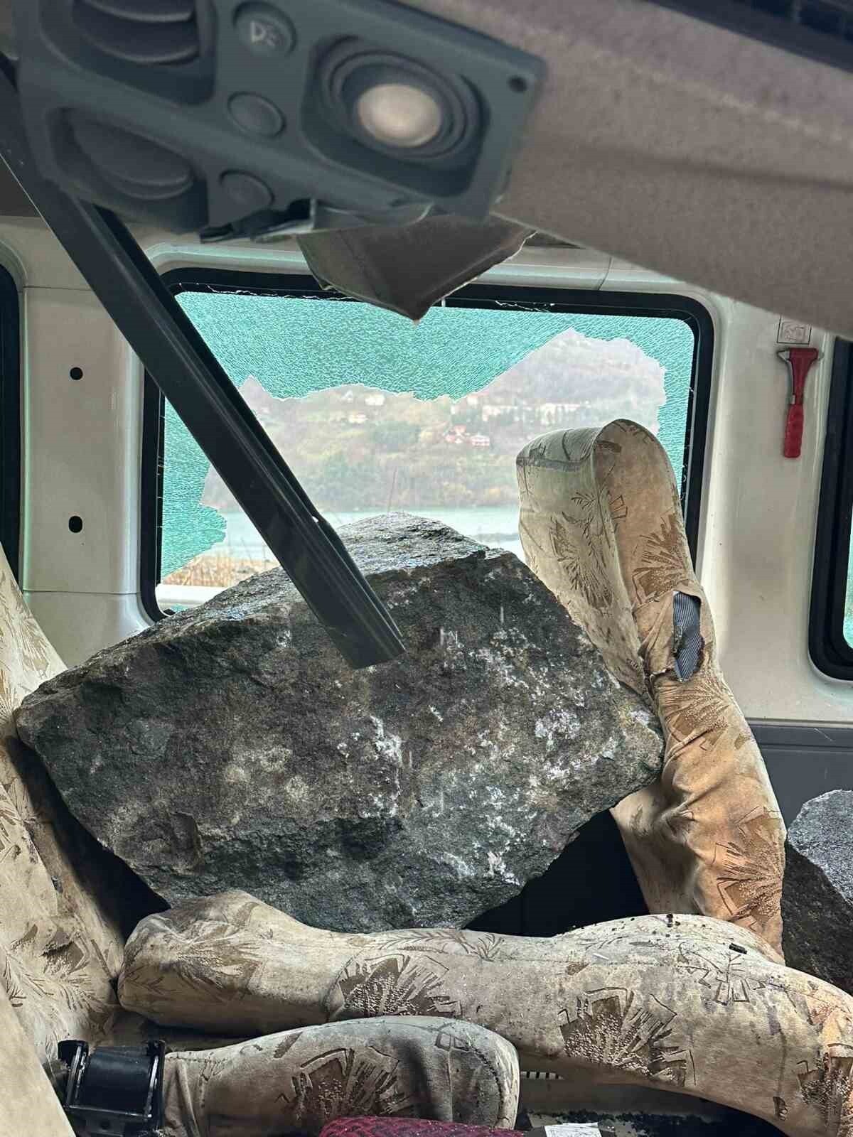 ARTVİN-BORÇKA KARAYOLUNDA SEYİR HALİNDEKİ MİNİBÜSÜN ÜZERİNE YAMAÇTAN KOPAN KAYA DÜŞMESİ SONUCU...