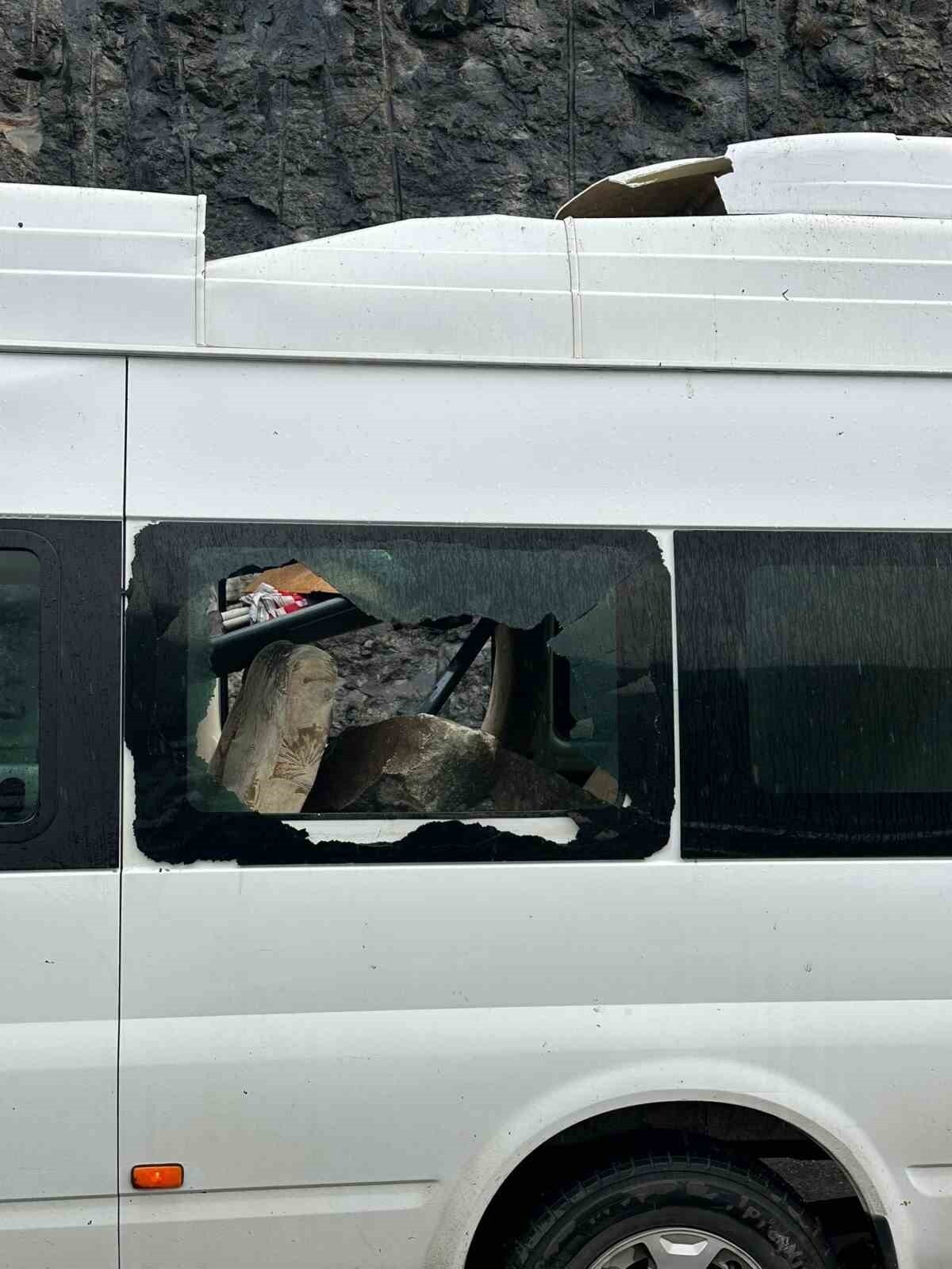 ARTVİN-BORÇKA KARAYOLUNDA SEYİR HALİNDEKİ MİNİBÜSÜN ÜZERİNE YAMAÇTAN KOPAN KAYA DÜŞMESİ SONUCU...