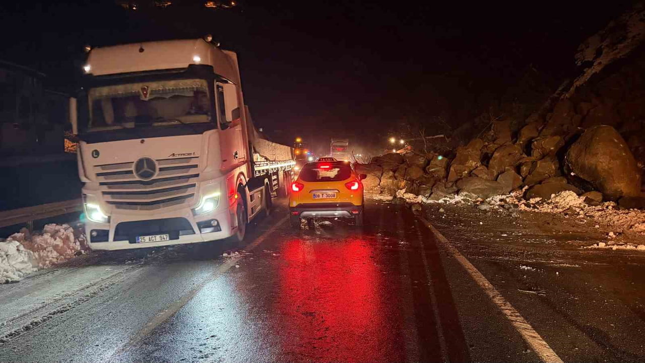 ARTVİN’DE BORÇKA-HOPA KARAYOLUNUN DEMİRCİLER KÖYÜ MEVKİSİNDE MEYDANA GELEN HEYELAN NEDENİYLE YOL...
