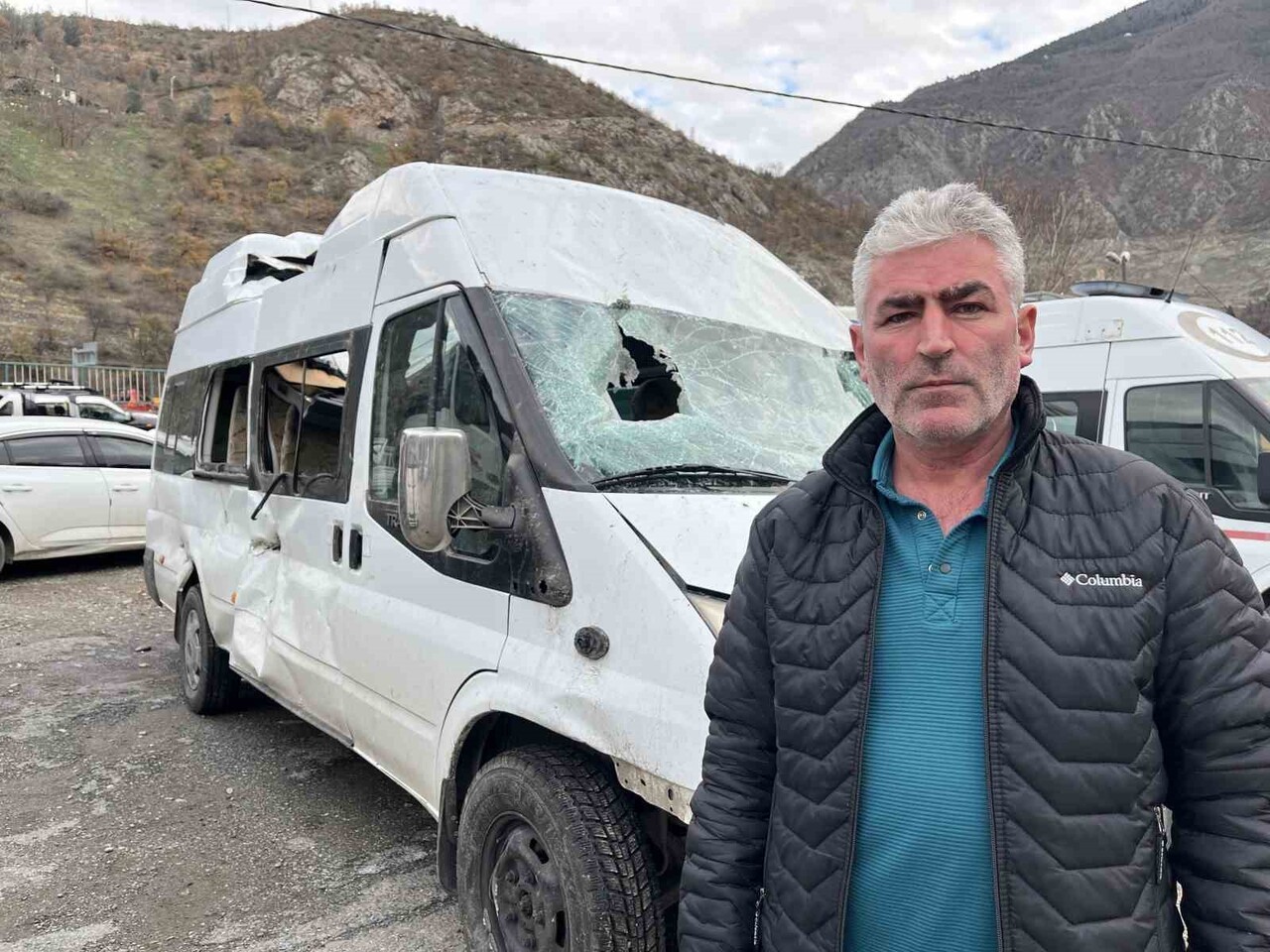 ARTVİN’DE DÜN SABAH SAATLERİNDE MEYDANA GELEN OLAYDA, SEYİR HALİNDEKİ BİR YOLCU MİNİBÜSÜ YAMAÇTAN...