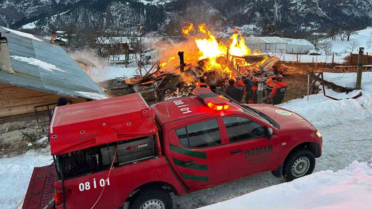 ARTVİN’İN ARDANUÇ İLÇESİNE BAĞLI TOSUNLU KÖYÜNDE SABAH SAATLERİNDE ÇIKAN YANGINDA BİR AHIR...