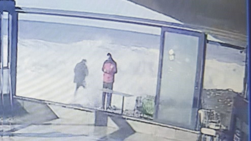 ARTVİN’İN HOPA İLÇESİNDE DENİZDE OLUŞAN DEV DALGALARI GÖRÜNTÜLEMEK İSTEYEN BİR VATANDAŞ, ÖLÜMLE...