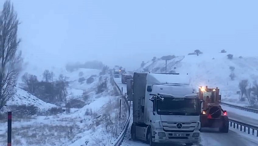 AŞKALE TEPEBAŞI MEVKİİNDE KAYAN TIRLAR YOLU KAPATTI
