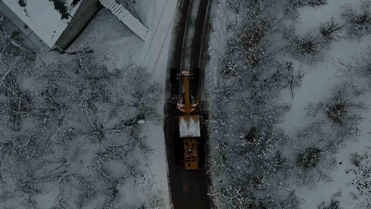 ATAKUM İLÇESİNDE YÜKSEK KESİMLERDE ETKİLİ OLAN KAR YAĞIŞI NEDENİYLE BELEDİYE EKİPLERİ, YOLLARIN...
