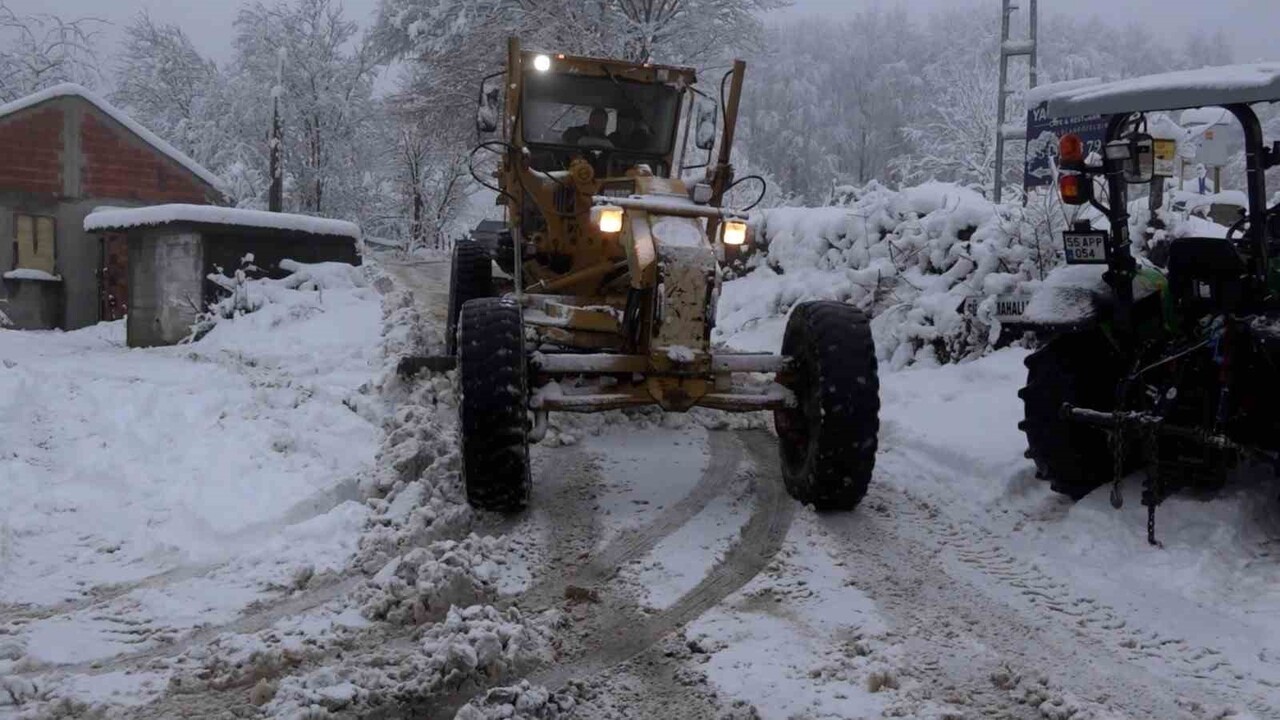 ATAKUM İLÇESİNDE YÜKSEK KESİMLERDE ETKİLİ OLAN KAR YAĞIŞI NEDENİYLE BELEDİYE EKİPLERİ, YOLLARIN...