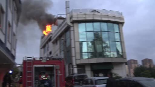 Ataşehir'de nedeni henüz belirlenemeyen otel yangınında söndürme çalışmaları sürüyor