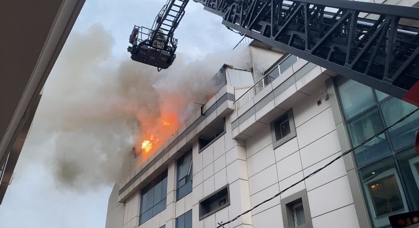 ATAŞEHİR’DE BİR OTELİN ÇATI KATINDA ÇIKAN YANGIN PANİĞE NEDEN OLDU. KISA SÜREDE BÜYÜYEN YANGIN...