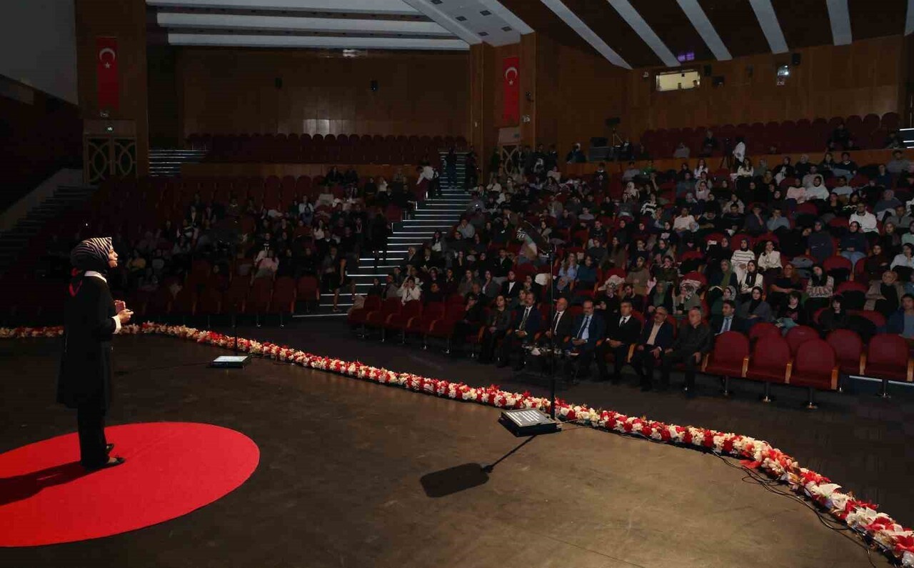 ATATÜRK ÜNİVERSİTESİ EV SAHİPLİĞİNDE DÜZENLENEN TEDXATATÜRKUNİVERSİTY ETKİNLİĞİ, BU YIL “PERDE”...