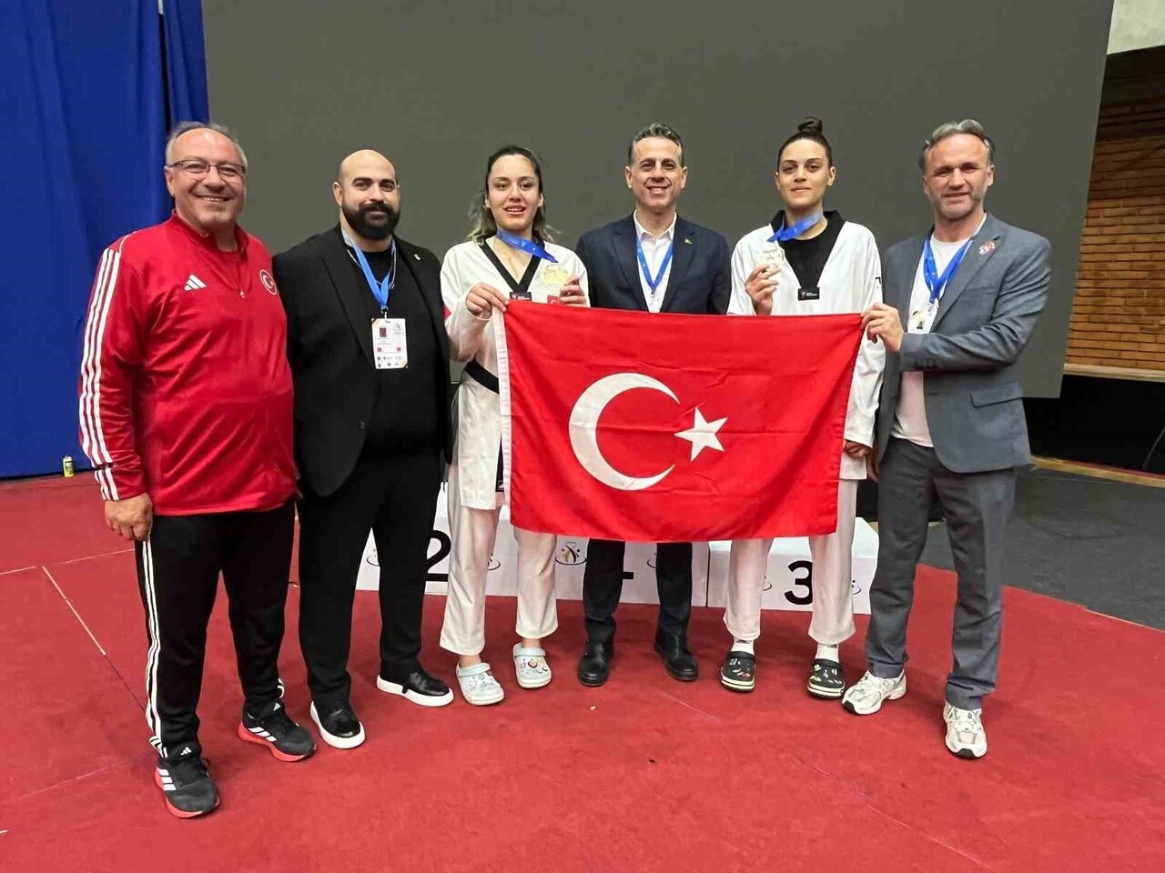 AVRUPA ÜMİTLER TAEKWONDO ŞAMPİYONASI’NIN İLK GÜNÜNDE SUDE YAREN UZUNÇAVDAR ALTIN, ZEHRA BEGÜM...