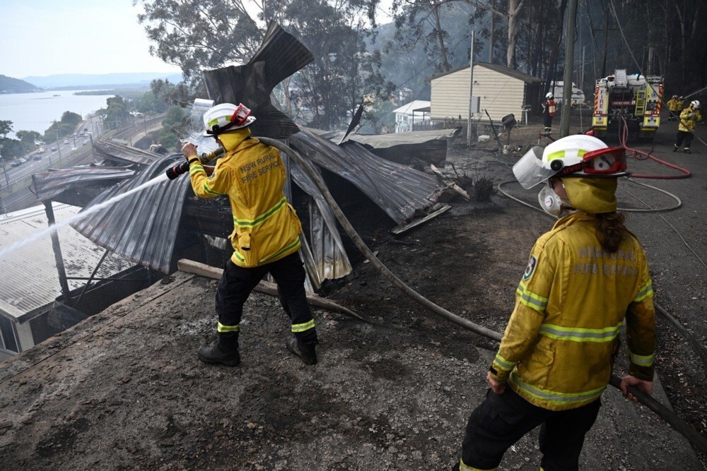 AVUSTRALYA'NIN YENİ GÜNEY GALLER EYALETİNDE ÇIKAN İKİ ORMAN YANGINI HIZLA YAYILARAK 16 EVİ KÜLE...