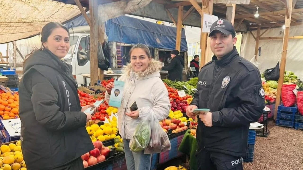 AYANCIK İLÇESİNDE EMNİYET GÜÇLERİ, DOLANDIRICILIK YÖNTEMLERİNE KARŞI PAZAR YERİNDE BİLGİLENDİRME...